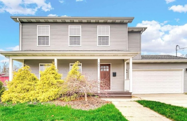 5 blocks to downtown Valparaiso, <1 hour to Chicago, close to Indiana Dunes
