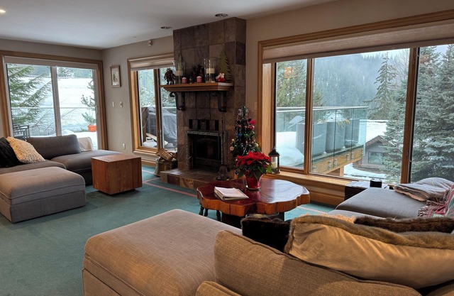 5 BR & 2.5 BA: Ski In/Ski Out With Spectacular Mountain Views