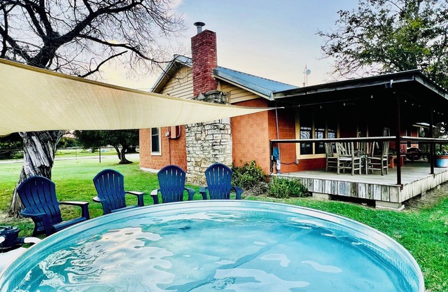 5 BR family ranch home, near Fossil Rim, hiking, farm animals and COWBOY POOL
