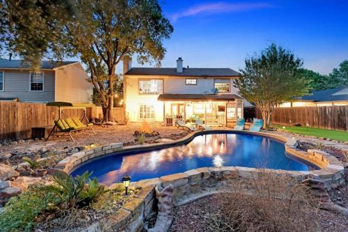 5 BR w/Pool, close to Six flags, cowboy stadium, Globe Life field