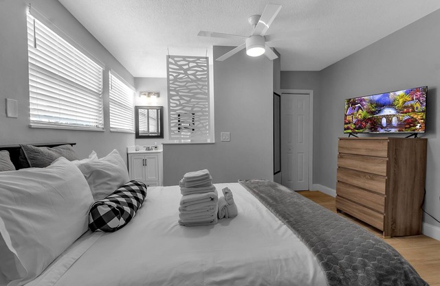 #5 Deluxe Queen Room w/Private Bath & Exterior Entry