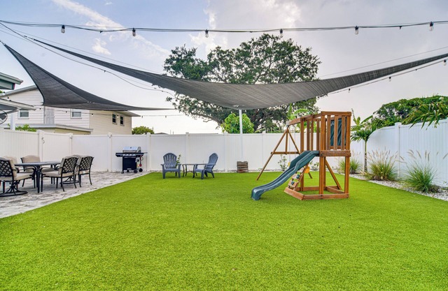 5 Mi to Beach: Tampa Retreat w/Furnished Lanai!