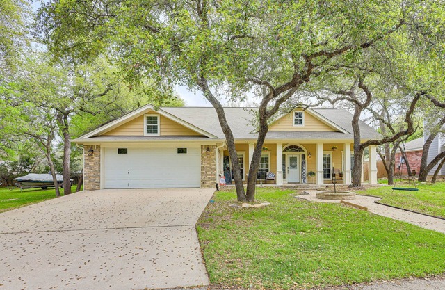 5 Mi to Belton Lake: Peaceful Home w/Hot Tub