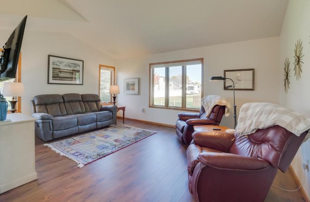 5 Mi to Dtwn Pet-Friendly Wheatland Twin Home!