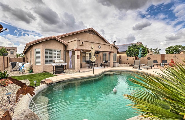 5 Mi to Golf Courses: BBQ-Ready Surprise Home