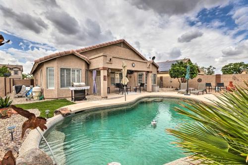 5 Mi to Golf Courses BBQ-Ready Surprise Home