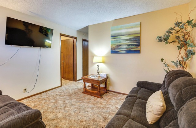 5 Mi to Hutchinson Attractions: Cozy Apt