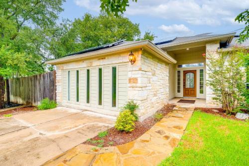 5 Mi to Lake Cedar Park Home with Outdoor Oasis