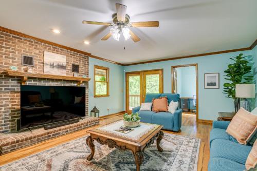 5 Mi to Lake Robinson BBQ-Ready Home with Pool