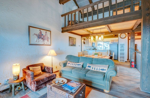 5 Mi to Lake Tahoe: Stateline Townhome