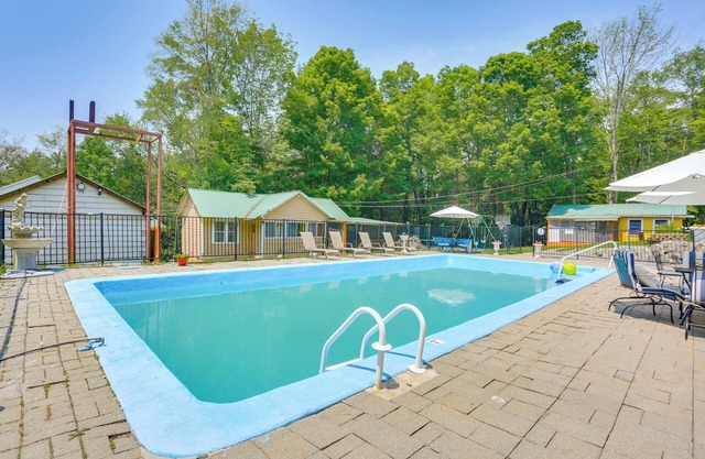 5 Mi to Swinging Bridge Reservoir: Cabin w/Pool!