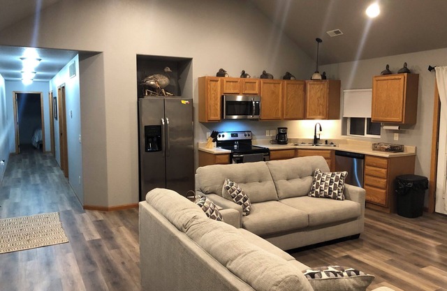 .5 mile to Lake Oahe boat access, 15 min from Pierre SD, wifi, oversized garage