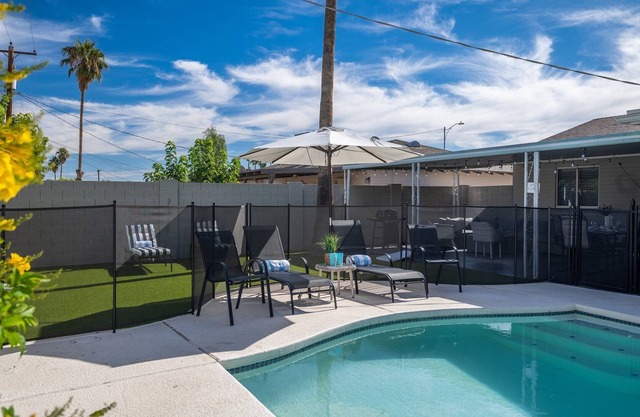 5 Min from Old Town-Luxe Pet Friendly w/ Pool-King Bed-BBQ-Foosball-Corn Hole