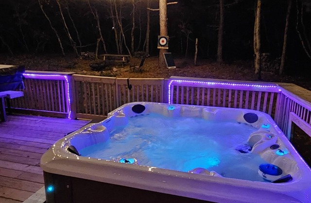 5 min to the lake, Private Hot Tub, Fire Pit, Game Room, Fireplace PetFriendly n