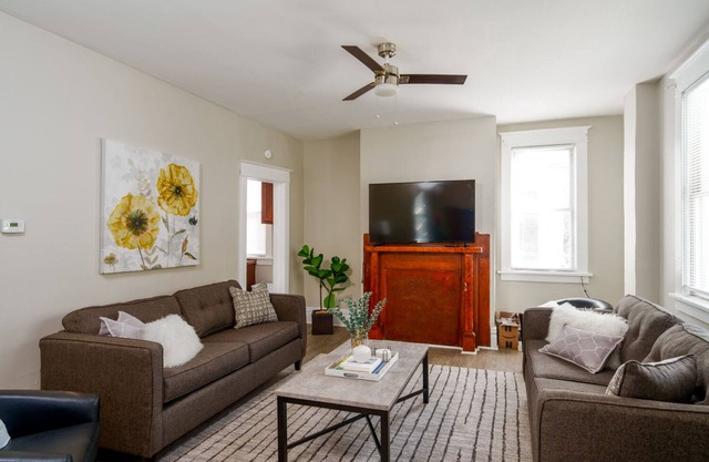 *5 Min to WVU*Smart TV*Full Kitchen*W/D
