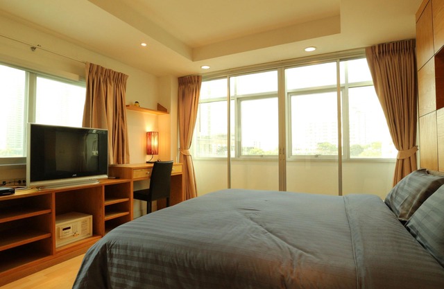 5 Mins to BTS, SPACIOUS, 2 BR, 140 Sqm.