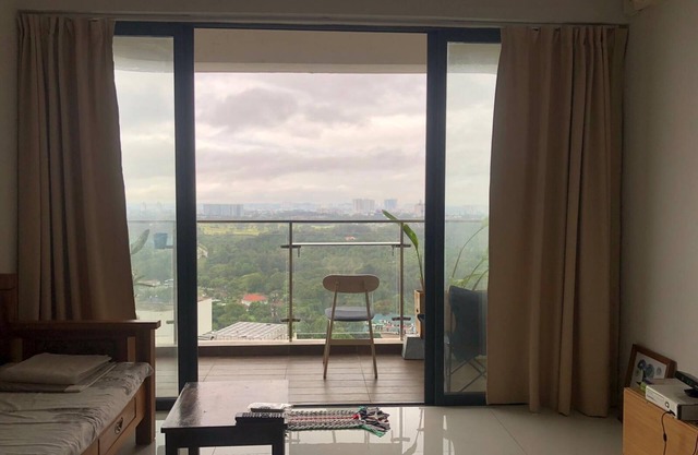 5 mins to CIQ and the city center, next to the beach and shopping center