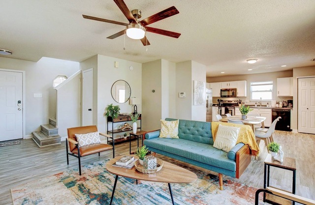 5 Mins to Ruoff+Dog Friendly+Fenced yard+Fast WiFi