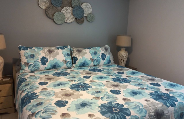 5 minutes drive to nr Siesta Key 2BR/2BA condo Sienna Park. heated pool.