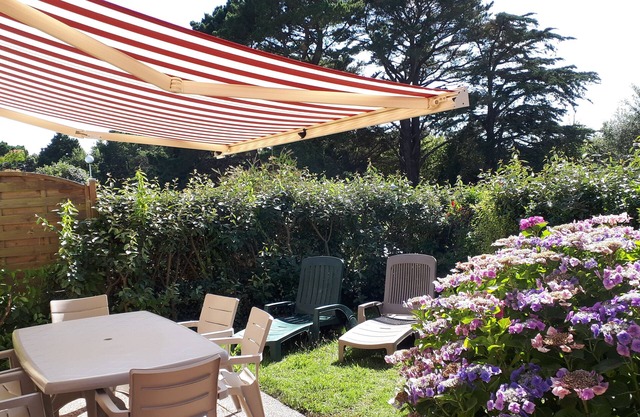 5 minutes from the town and port and 1 km from the beaches garden apartment