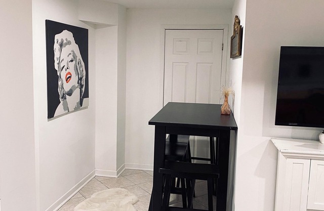 5 minutes to Downtown Ottawa - Cozy Spacious 2 Bedroom Apartment