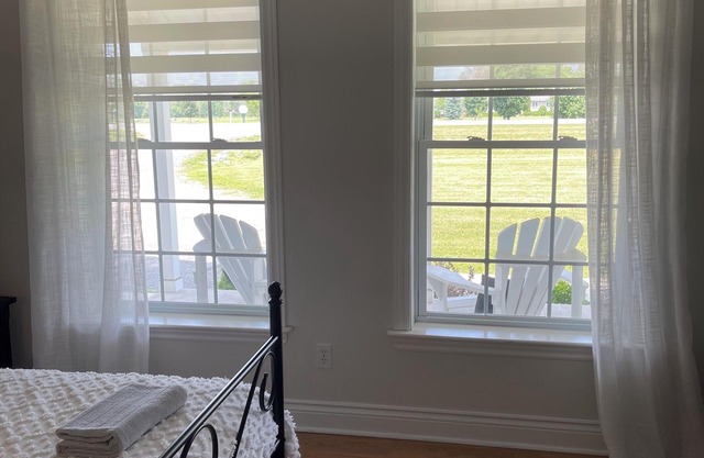 5 minutes to Picton downtown w/beach pass! PEC apartment with backyard space