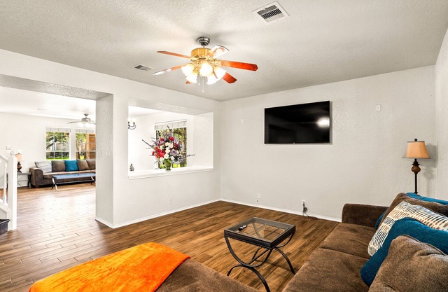 5 minutes to SixFlags and UTSA! 3BR