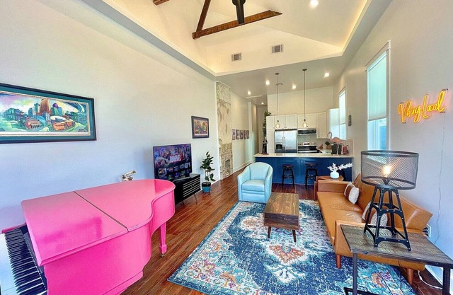 5 Minutes to the French Quarter and More! W/Pink Piano and Huge Ceilings!