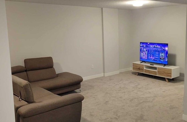 5 minutes walk to major shopping center, restaurants, pubs and bus station.