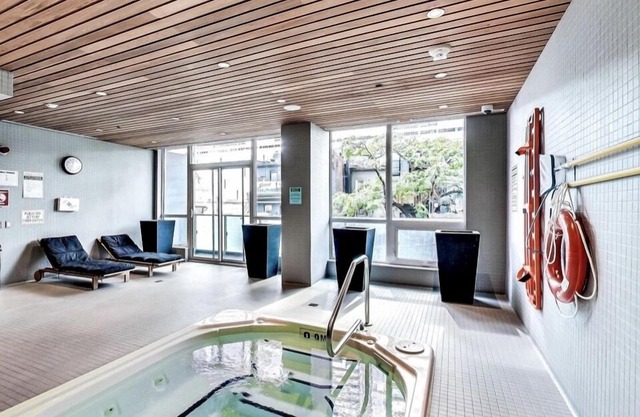 5 minutes walking to CN Tower! Luxury 2 bed+2 bath condo Downtown Toronto