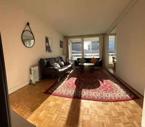 5 mn (450 m) walk Metro/La Defense/Netflix/Parking