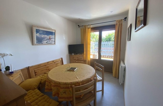 5-person apt, Cernix center, near slopes & shops, pets allowed, parking, balcony