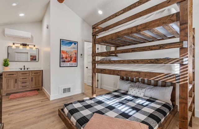 #5 Red Rock Cabin! Newly Remodeled! AC! Sleeps 4!