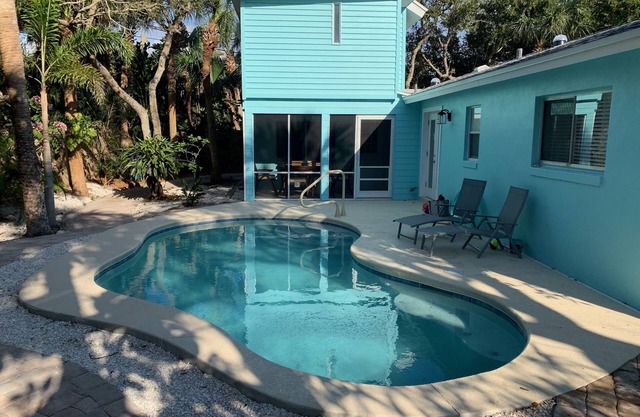 5 star 5 bed charming home & pool tropic setting 1 blk. to pvt. beach low rates!