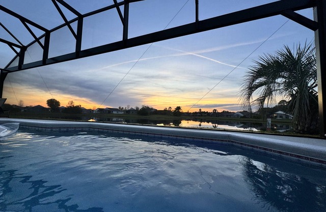 5 STAR Lakefront Pool Home, Great Fishing! BBQ Grill, Hi-Speed Wifi, XBox 360!