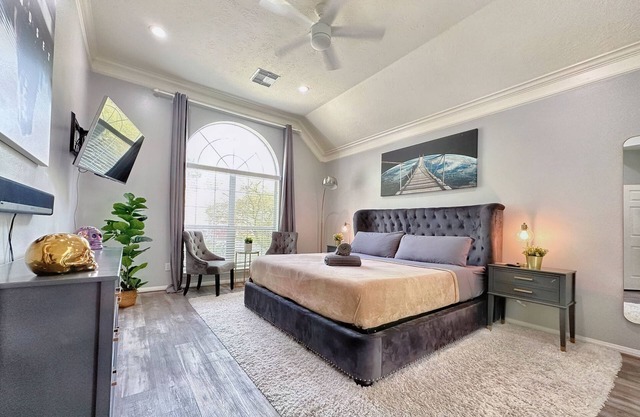 5-Star Luxury: 4King/2Full Beds, Pool & Chic Patio