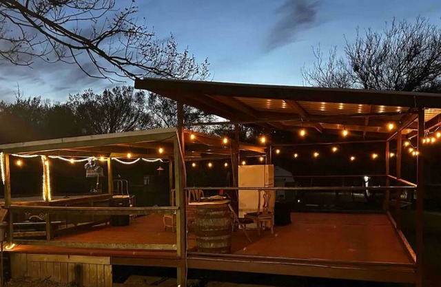 5 star Luxury tiny house, peaceful, POOL with covered deck! kayaks, 1 gig WiFi!