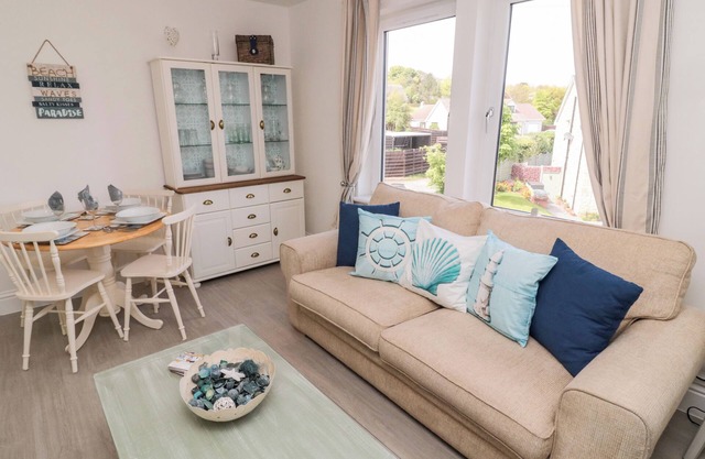 5 WEST WINDS, character holiday cottage in Burnmouth