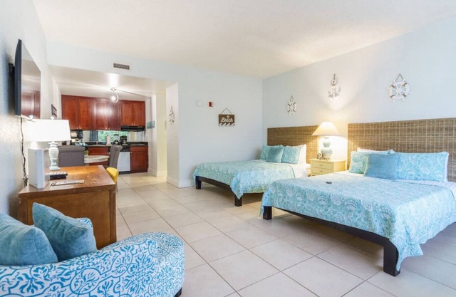 503- Beach Resort- ground unit steps from pool - restaurant, private beach!