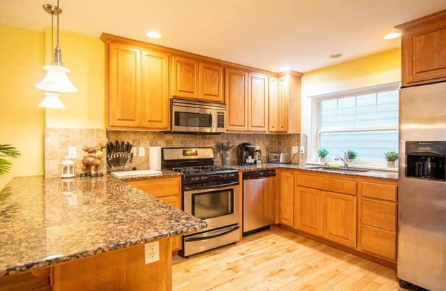 5033A UW · Charming 2b1.5b Townhome in U District