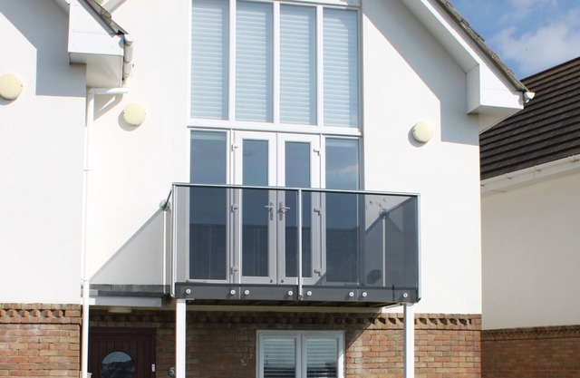 53Searoad, Sea Views,The Needles & The Isle of White, 3 bed, garden, beach, dogs