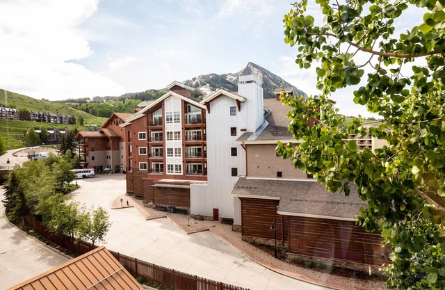 555 Mt. Crested Butte Grand Lodge Condo with views
