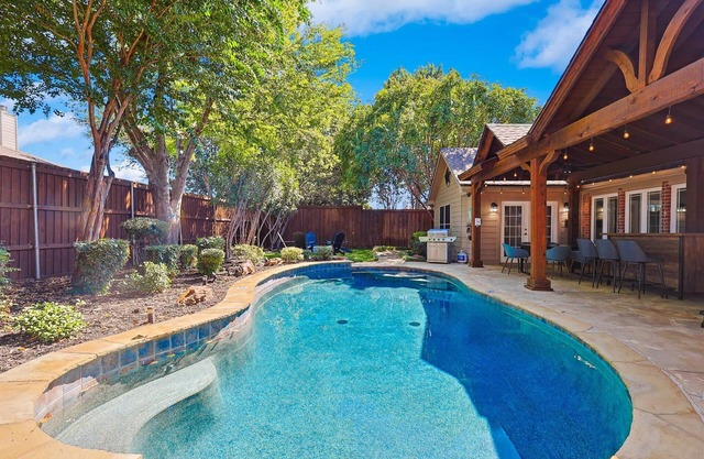 5BD,2BA w Backyard Oasis, Pool, Jacuzzi*, Firepit