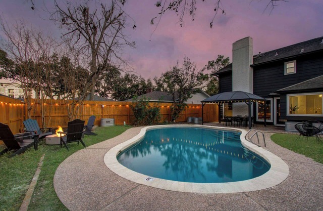 5BD Cozy Rustic Retreat - Pool & Firepit