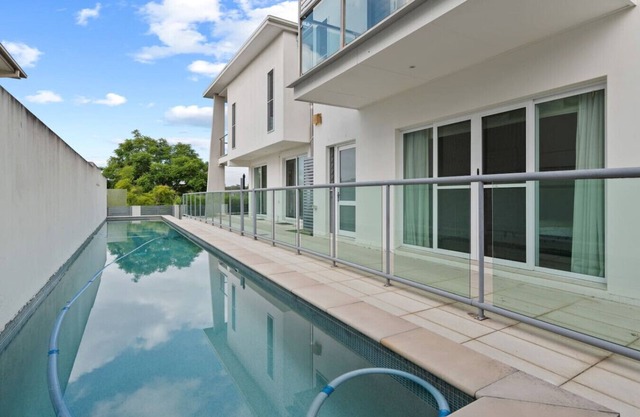 5Beds Luxu Home w/Pool & A/C Conveniently Located
