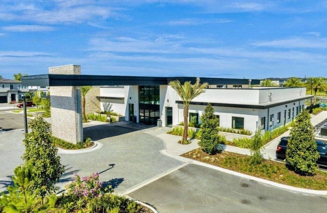 “5BR/5BA Townhome w/Screened Pool & Aquarius Club – Near SeaWorld”