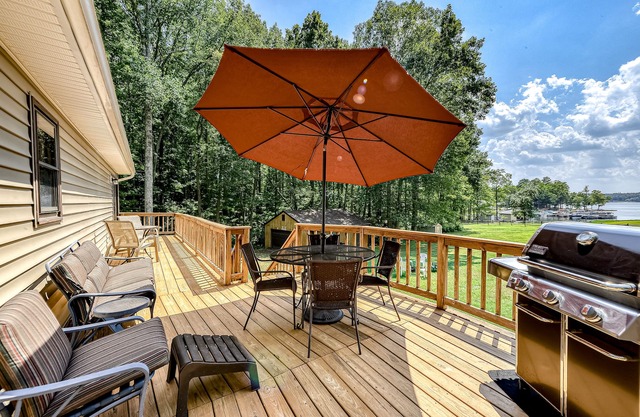 5BR Dog-Friendly Lakefront Haven with Game Room, Starlink & Private Dock