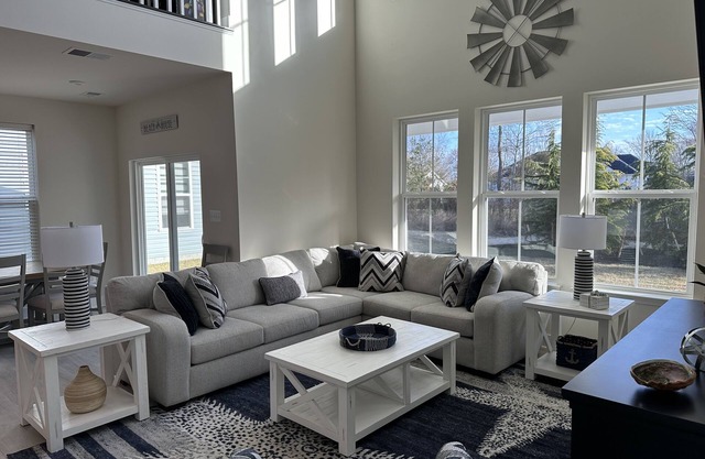 5BR home, pools & amenities, minutes to beach