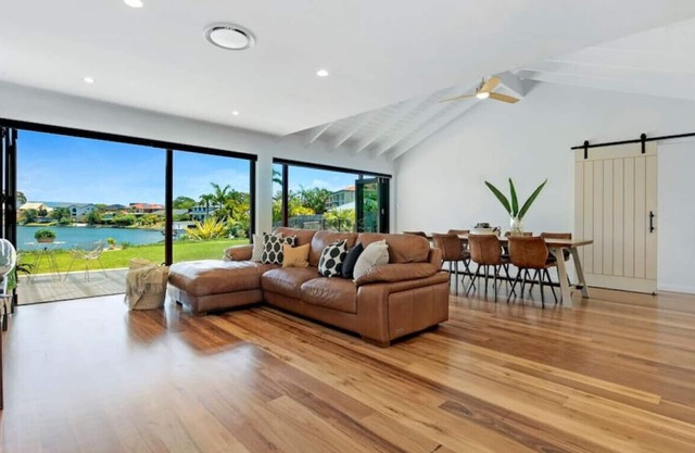 5BR Luxury Canal Front Home in Mermaid Waters!