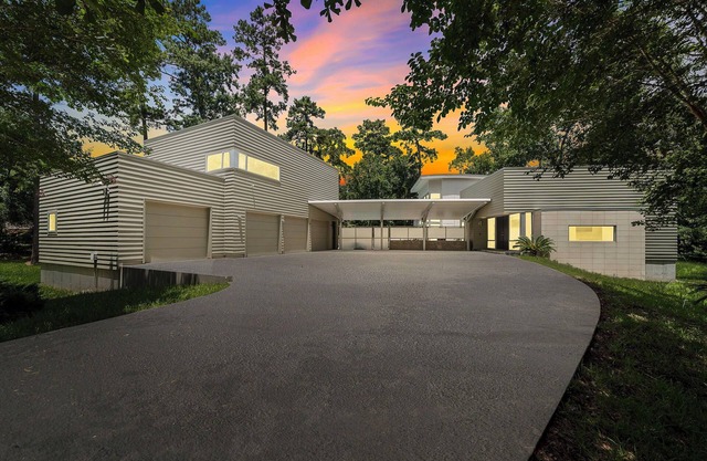5BR+ Modern Home, Pool, Gym, 2 Kitchens, 1 Acre Estate.